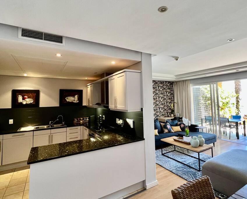 Parama 003 Secure, Luxurious Waterfront Apartment Cape Town
